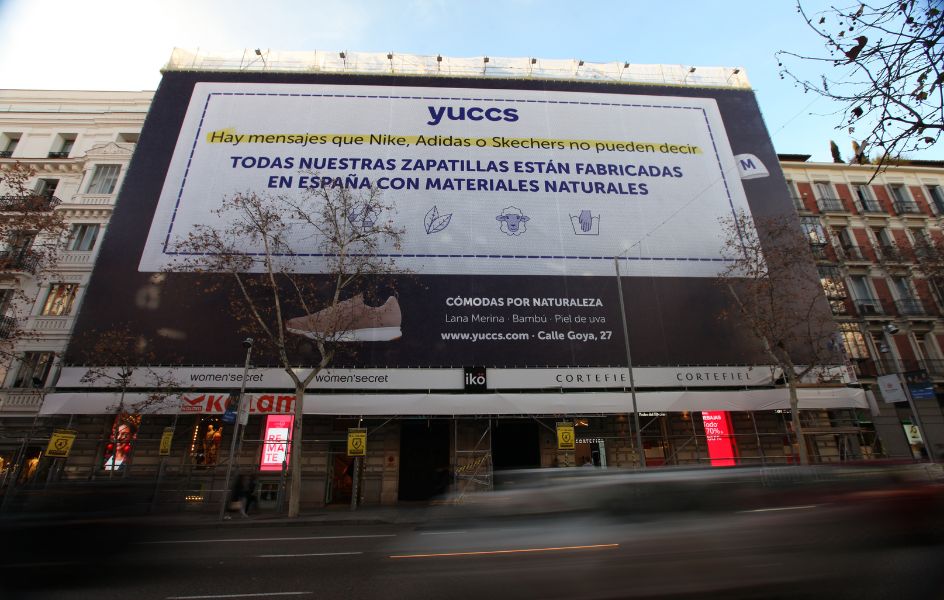 Yuccs desafía a Nike, Adidas y Skechers con esta lona gigante que dice la verdad