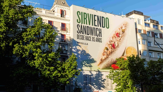rodilla lona sirviendo sandwiches mayo 2024