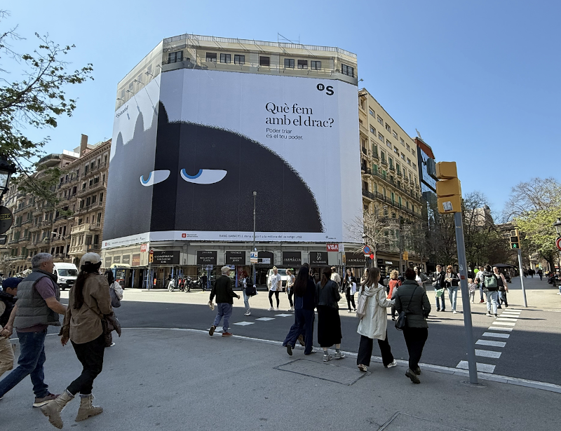 Banco Sabadell. Lona. Dragón. Abril 2025