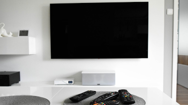 ¿Qué hogares consumen más televisión, radio y prensa pero menos internet?
