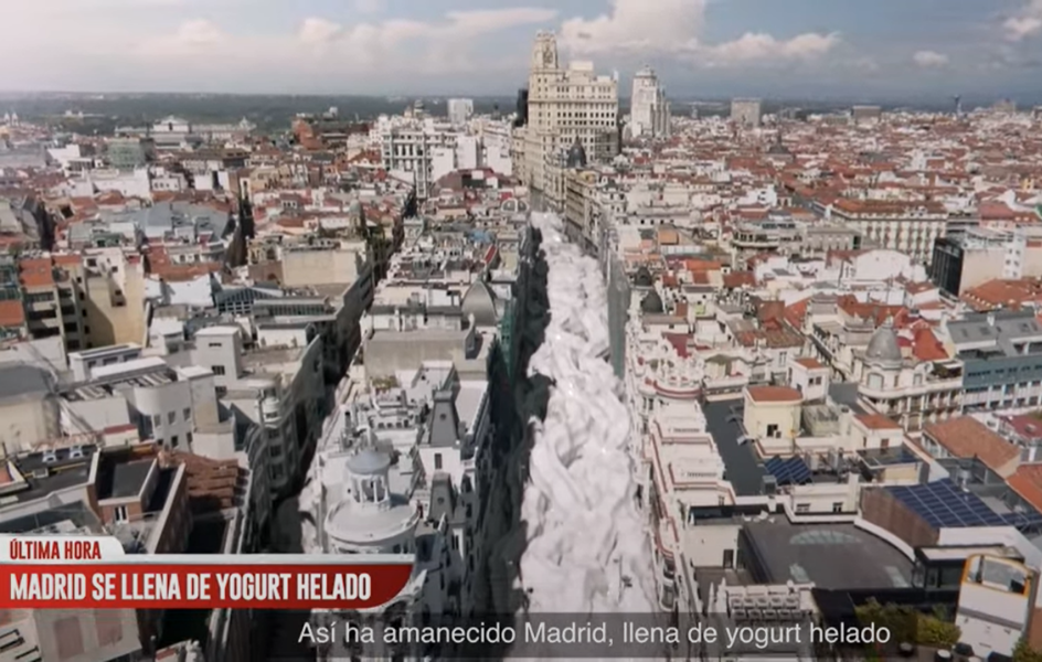 La Gran Vía amanece llena de yogurt helado Llaollao