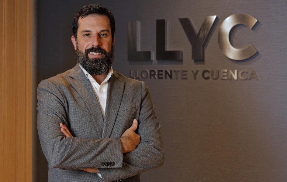 Adrián Chinchilla, director ejecutivo de la división creativa de LLYC