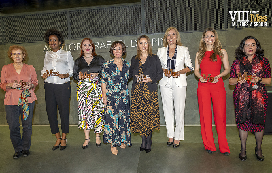 Las ganadoras de los premios Mujeres A Seguir, junto a Esther Valdivia, presidenta de Publicaciones Profesionales