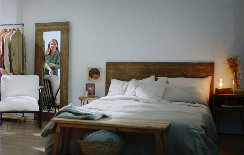 Madresanta se estrena para una marca de muebles