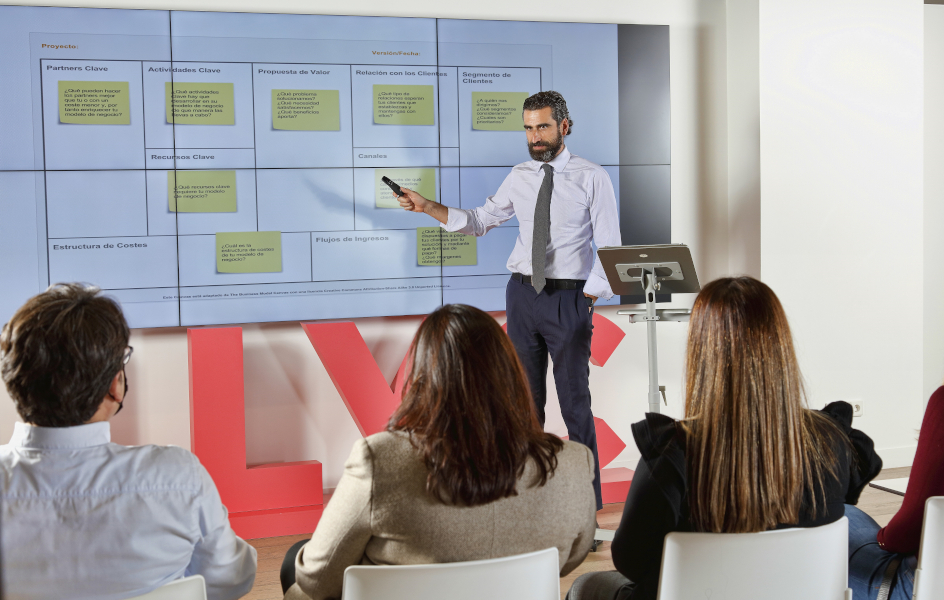 Executive, nueva unidad de educación directiva de LLYC
