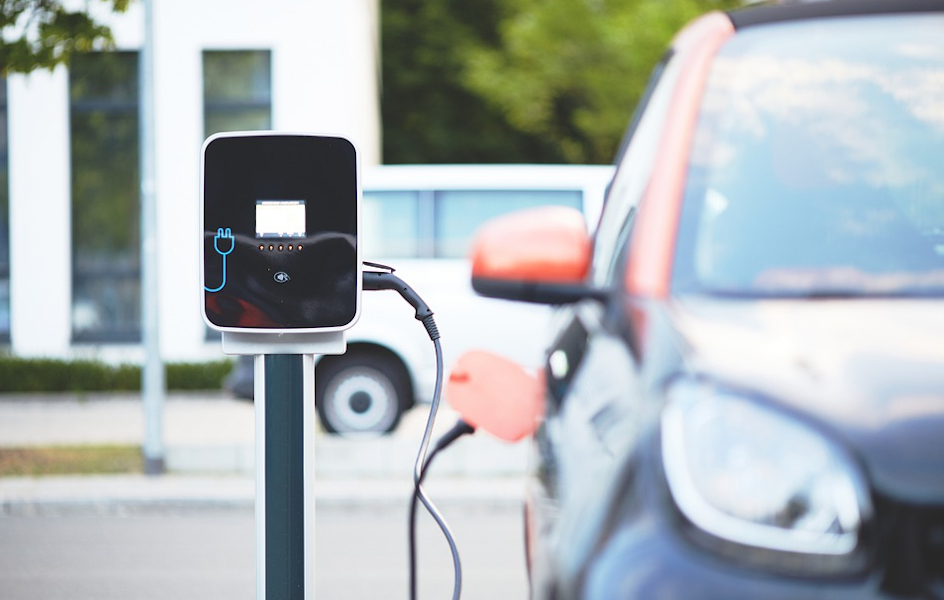 ¿Qué factores motivan la elección de una marca al comprar un coche eléctrico?