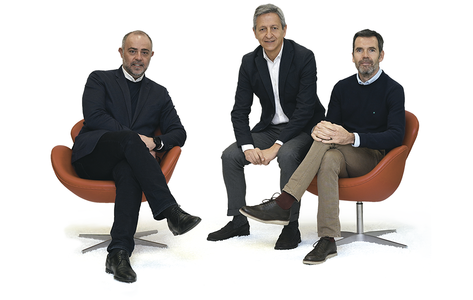 Dos sillas Ymedia: Equipo y producto