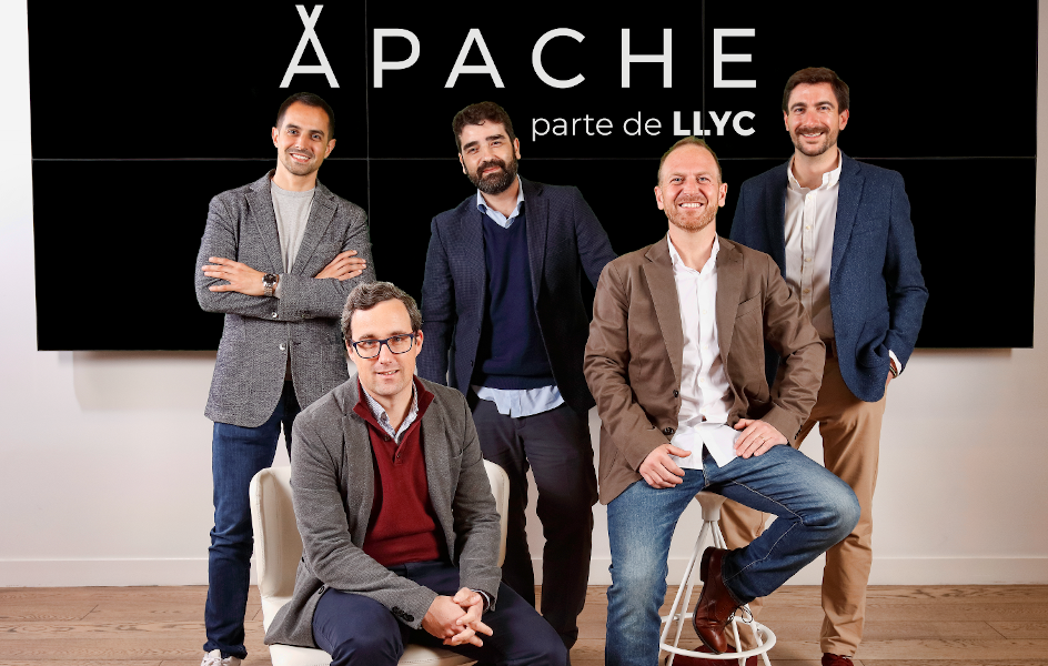 Fichajes directivos en Apache Digital
