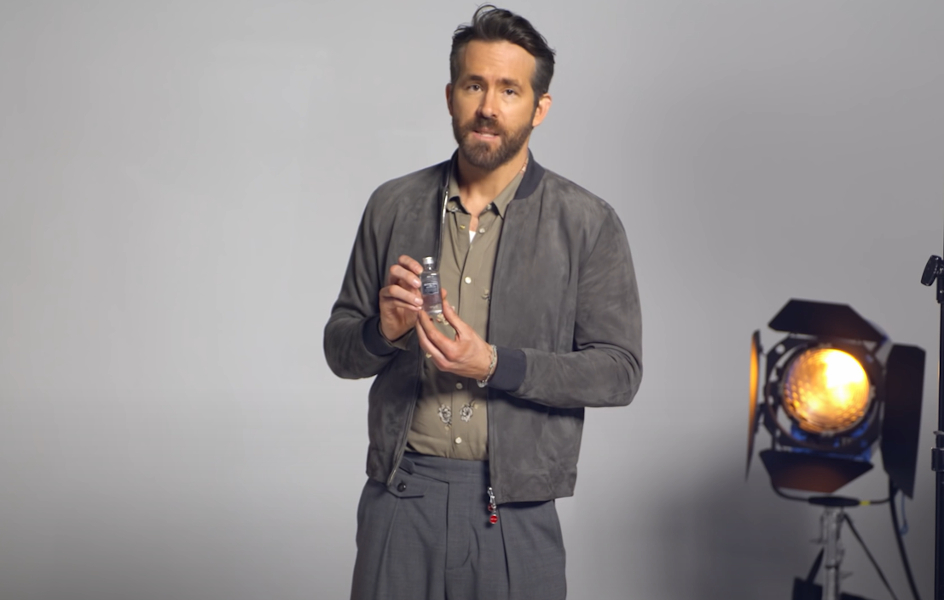 ¿Emergencia en pleno vuelo? Ryan Reynolds no te da la solución