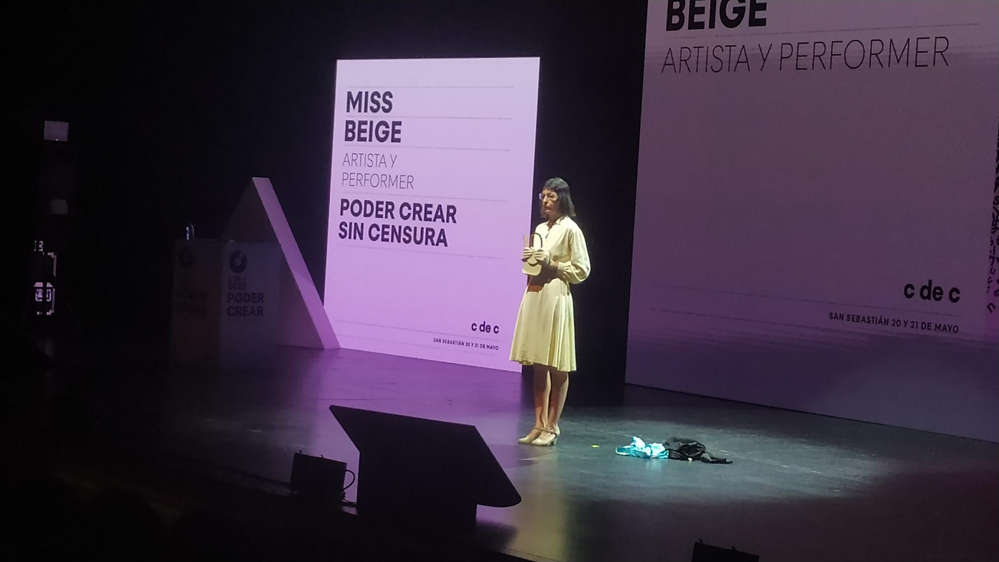 Ana Esmith como Miss Beige