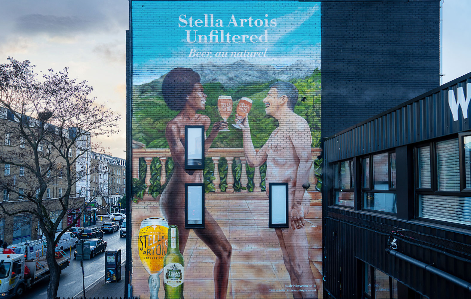 ¿Por qué aparece gente desnuda en este anuncio de Stella Artois?