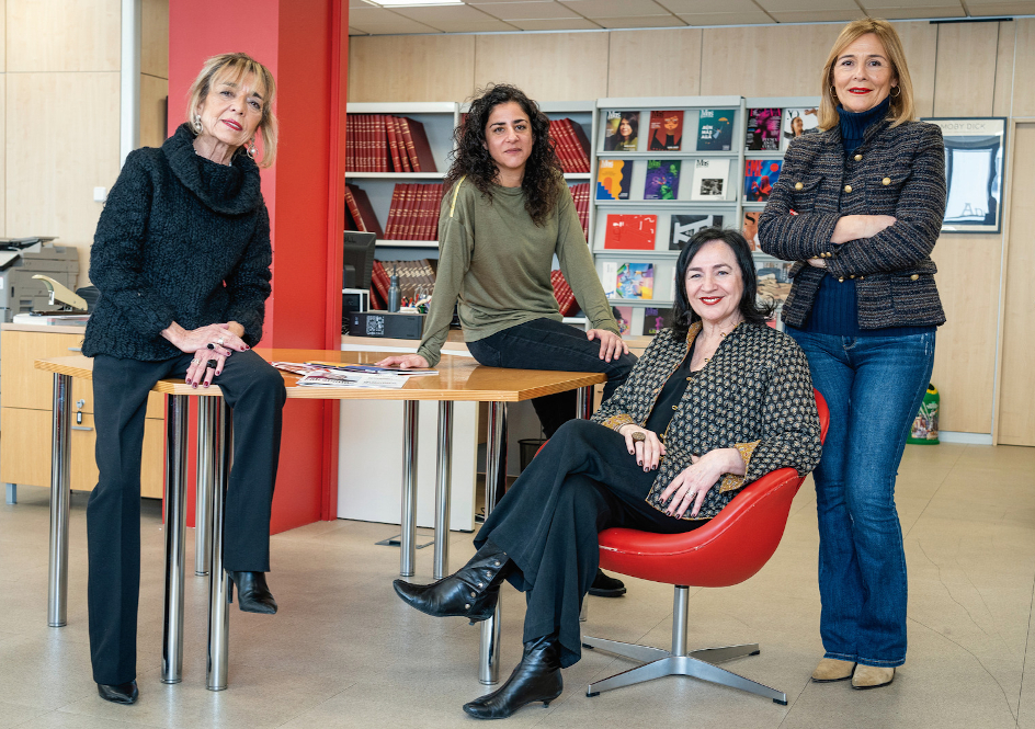 Aurora Albánchez, a la izquierda, da el relevo a Rosana Ruiz, sentada. Paloma Martínez y Pilar Cuerdo completan el equipo comercial.