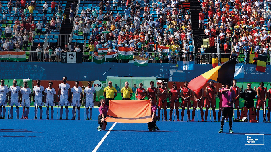 La bandera de The Refugee Nation mostrada antes del partido entre India y Bélgica