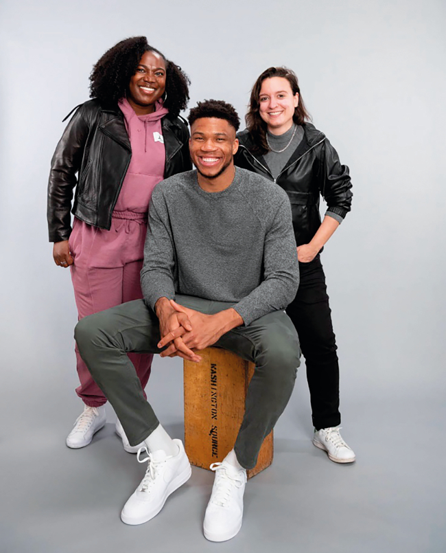 Belén junto a Giannis Antetokounmpo y Vivian Odior, directora de marketing de WhatsApp