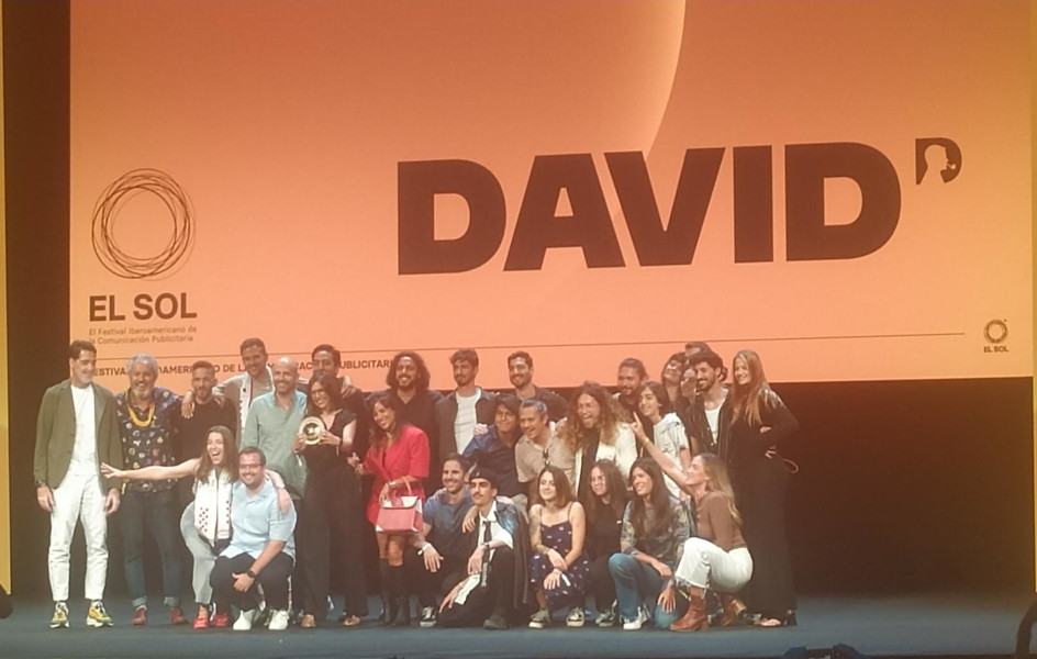 David, recibe el premio a la Agencia del Año de manos del director del festival y el presidente de la ACT