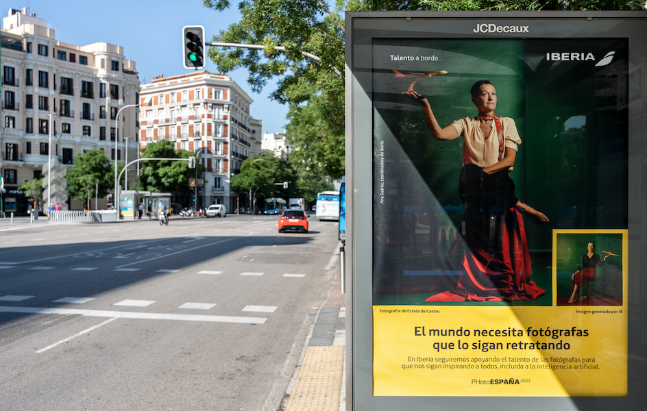 Iberia y PhotoEspaña exploran la IA en una exposición urbana en Madrid