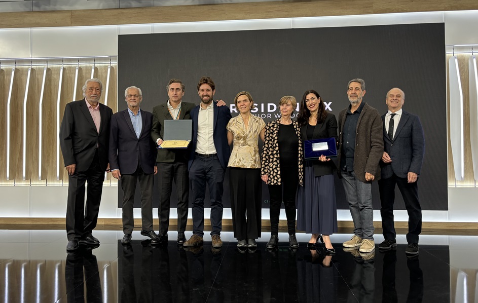 Directivos de L'Oréal posan junto a los socios de Presidentex y los familiares de Miguel Ángel Furones