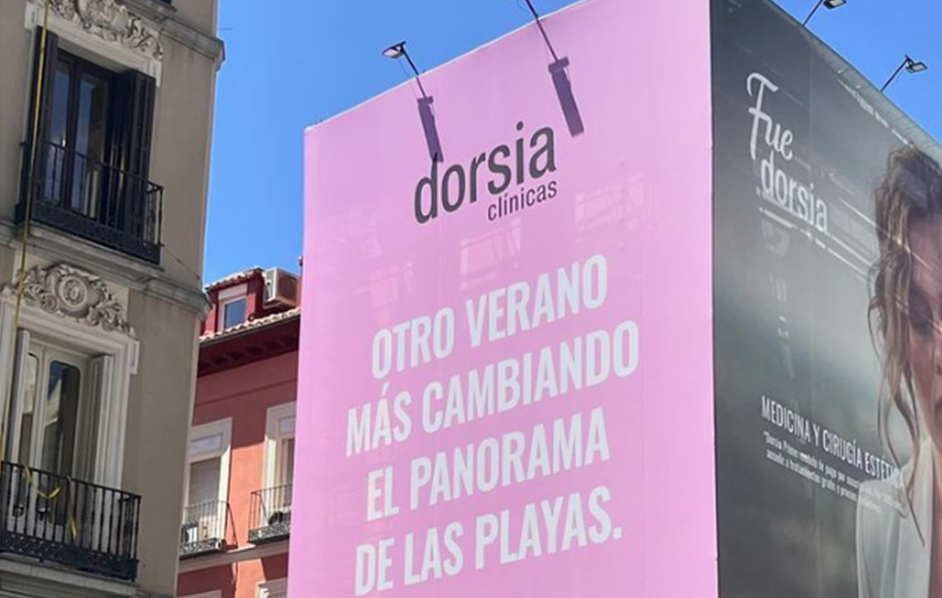 Dorsia retira la polémica lona que instaba a las mujeres a operarse el pecho