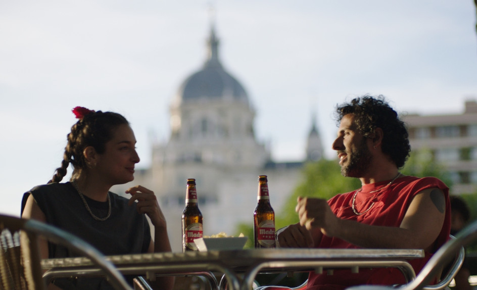 Mahou renueva con &Rosàs