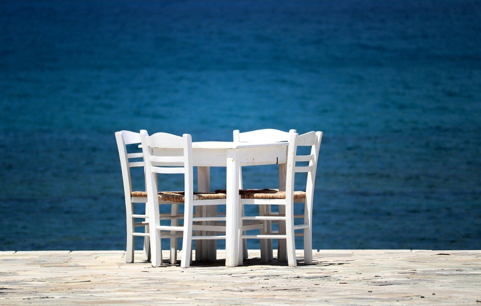 Una mesa blanca, pequeña y sin cajones