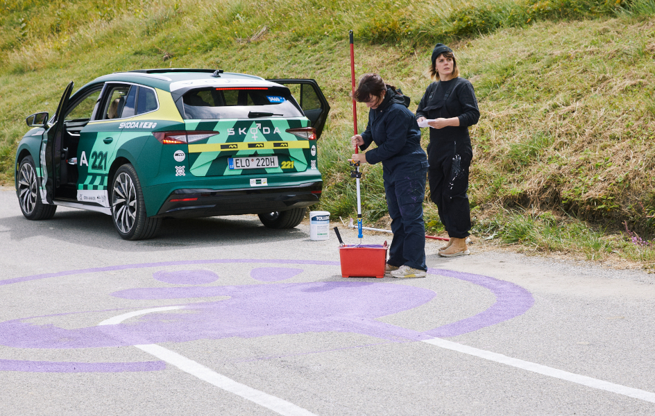 Škoda apoya el ciclismo femenino transformando en arte grafitis con forma de pene