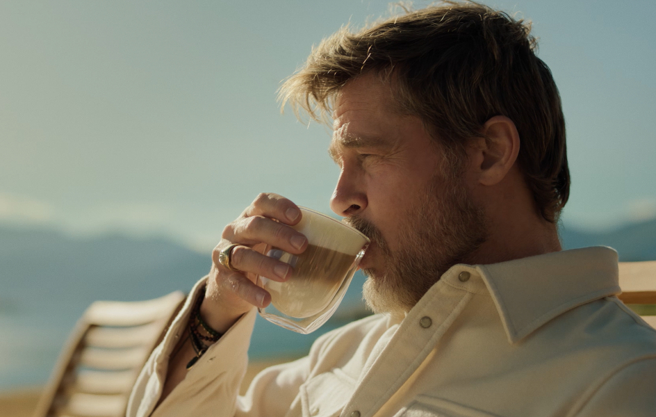 Brad Pitt y Taika Waititi reinventan el café en la primera campaña mundial de Lola para  De’Longhi