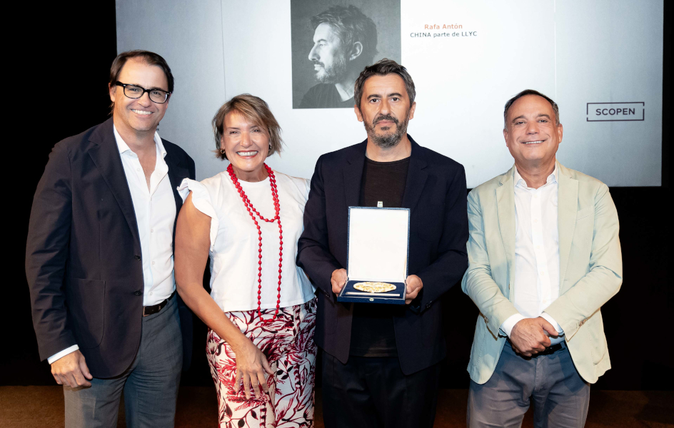Javier Riaño (a la izquierda), presidente del Club de Jurados, junto a Silvia Bajo(AEA), Rafa Antón (China y LLYC) y César Vacchiano (Scopen). Javier Riaño (a la izquierda), presidente del Club de Jurados, junto a Silvia Bajo(AEA), Rafa Antón (China y LLYC) y César Vacchiano (Scopen).