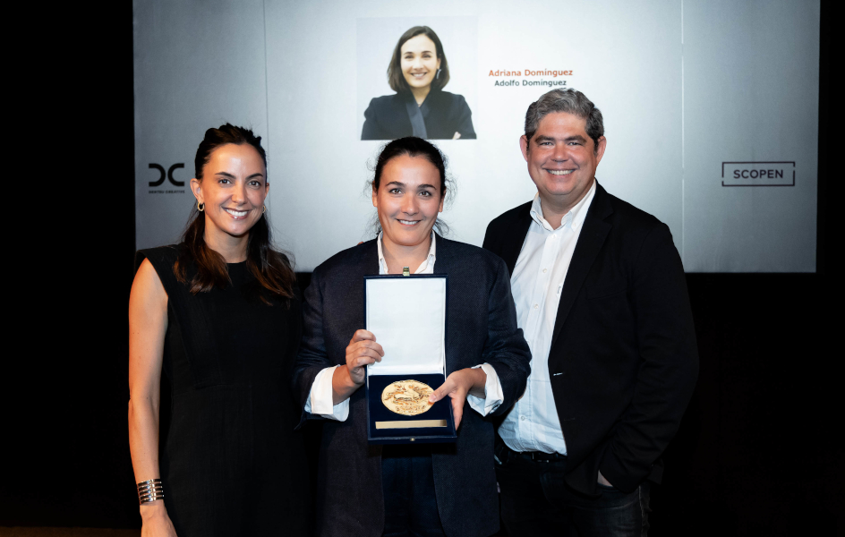 Sarah Chemouli (Santander y miembro del consejo directivo de la aea), junto a Adriana Domínguez (CEO de Adolfo Domínguez) y Ricardo del Campo (miembro del comité ejecutivo de la ACT).. Sarah Chemouli (Santander y miembro del consejo directivo de la aea), junto a Adriana Domínguez (CEO de Adolfo Domínguez) y Ricardo del Campo (miembro del comité ejecutivo de la ACT)..