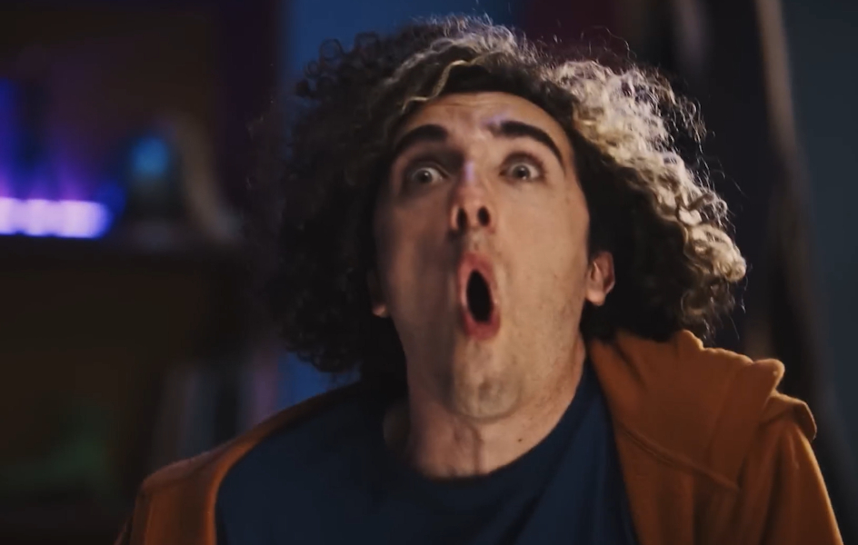 La surrealista campaña en la que un ordenador se venga de un ‘gamer’