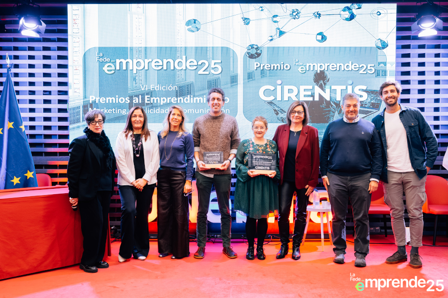 Foto de familia de ganadores y jurado