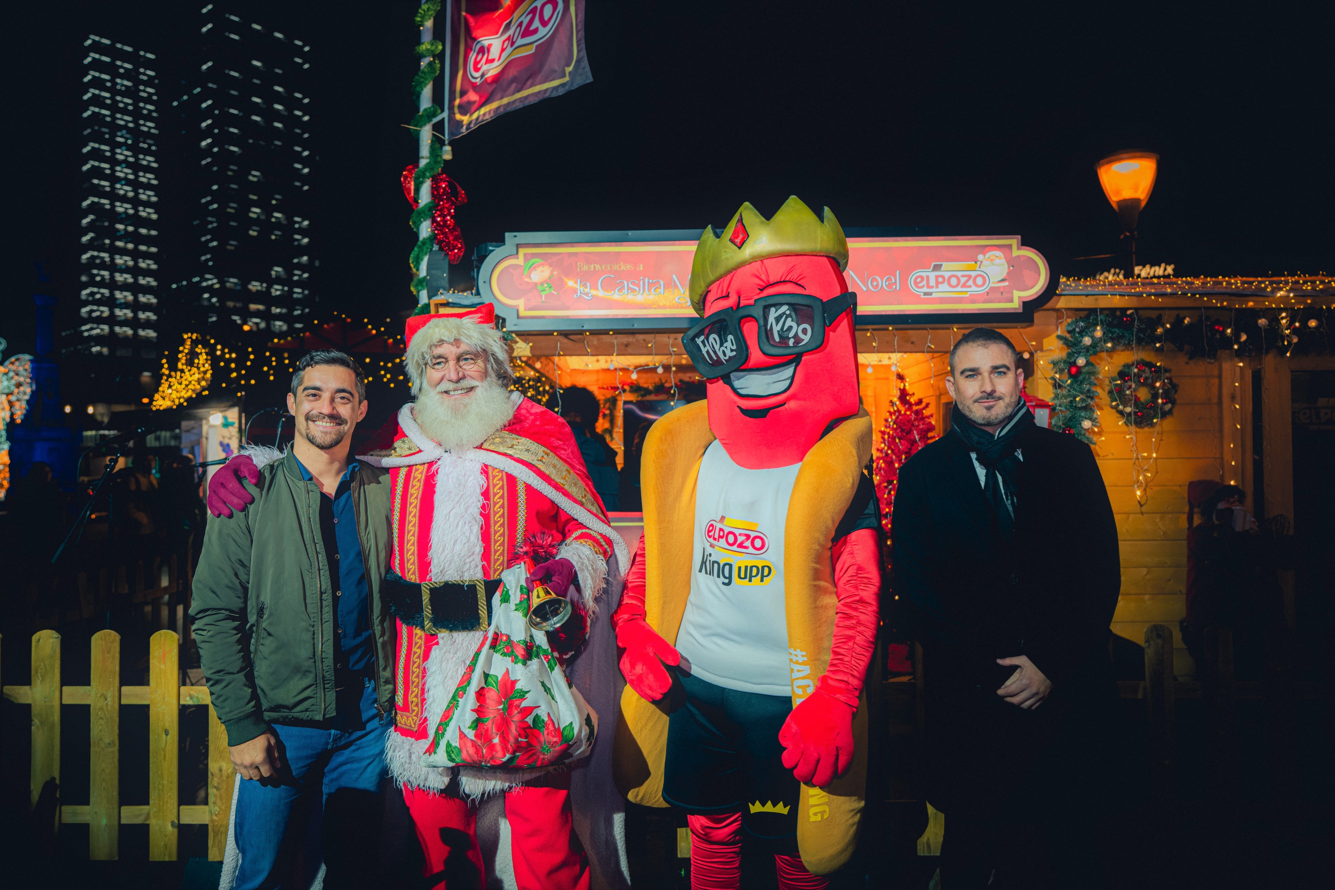 Javier Fernández, campeón del mundo de patinaje, Papá Noel, la mascota PerriKing y el CMO de ElPozo Alimentación, Pablo Olivares Javier Fernández, campeón del mundo de patinaje, Papá Noel, la mascota PerriKing y el CMO de ElPozo Alimentación, Pablo Olivares