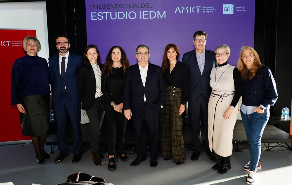 Miembros de AMKT junto con los participantes de la mesa redonda