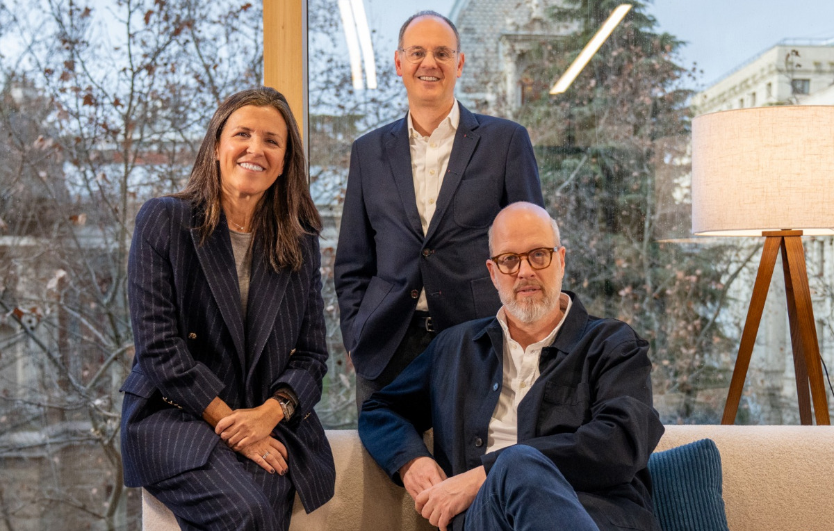 Cristina Rey, junto a Michael Karg, CEO de WPP Media Europa, y Alberto Knapp, presidente de WPP en España.
