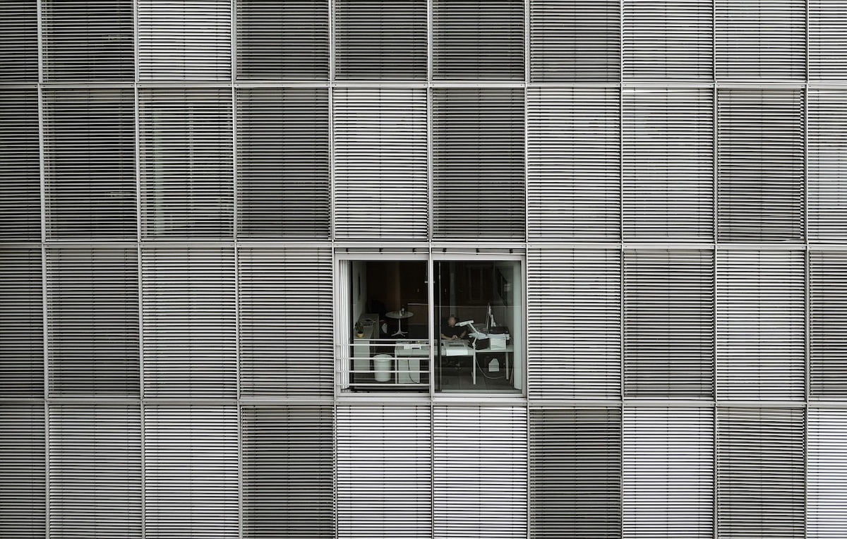 Expertos alertan sobre despidos masivos de trabajadores de cuello blanco por la IA