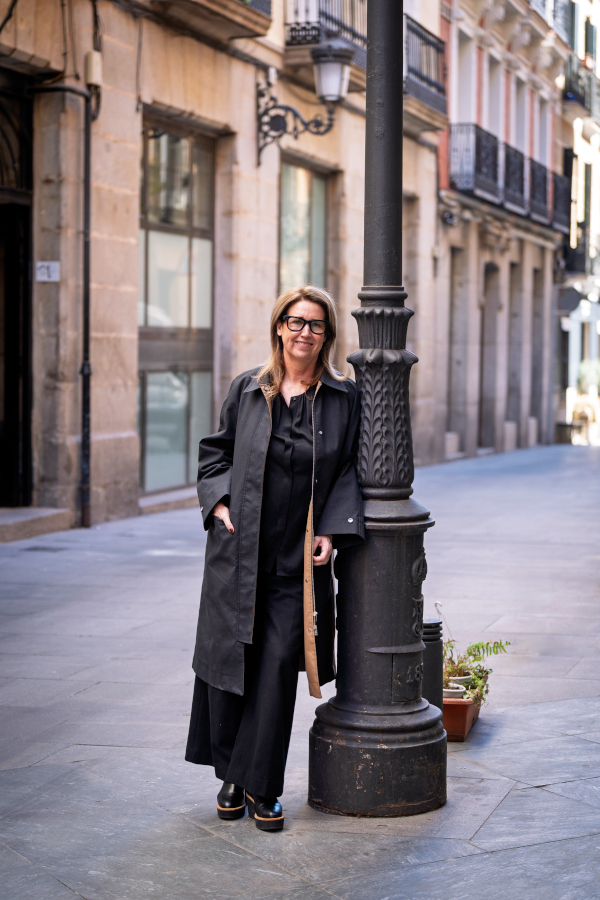 Rojo posa en la madrileña calle en la que está situado el Club de Creatividad (Botán Fotógrafos)