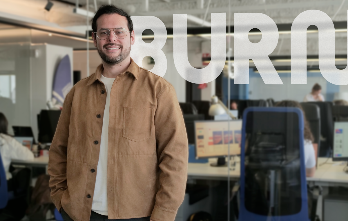 Burns refuerza su estrategia social con Manuel Beltrán