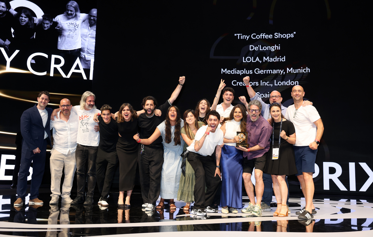 Lola recoge en el escenario el GP por su trabajo para De'Longhi. Imagen: Cannes Lions. Lola recoge en el escenario el GP por su trabajo para De'Longhi. Imagen: Cannes Lions.
