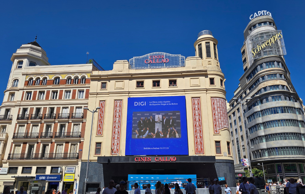 Digi emite en directo su salida a bolsa en las pantallas de Callao City Lights