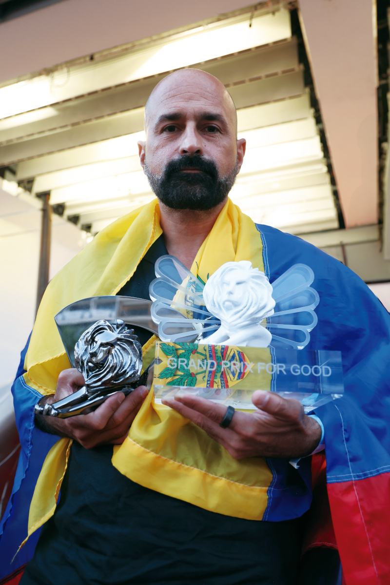 Sebastián Arrechedera posa con el Grand Prix for Good. Imagen: Cannes Lions.