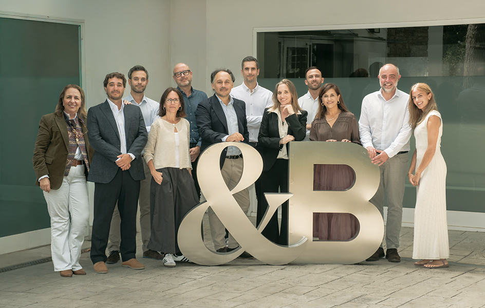 De izq. a dcha. Ana de Martín, Bernat Montes, Ignacio García, Miriam Mañosa, Rai Pérez, Alex Iranzo, Oriol Buisan, Laia Regués, Alberto González, Angels Escobar, Roger Sendra y Silvia Arias