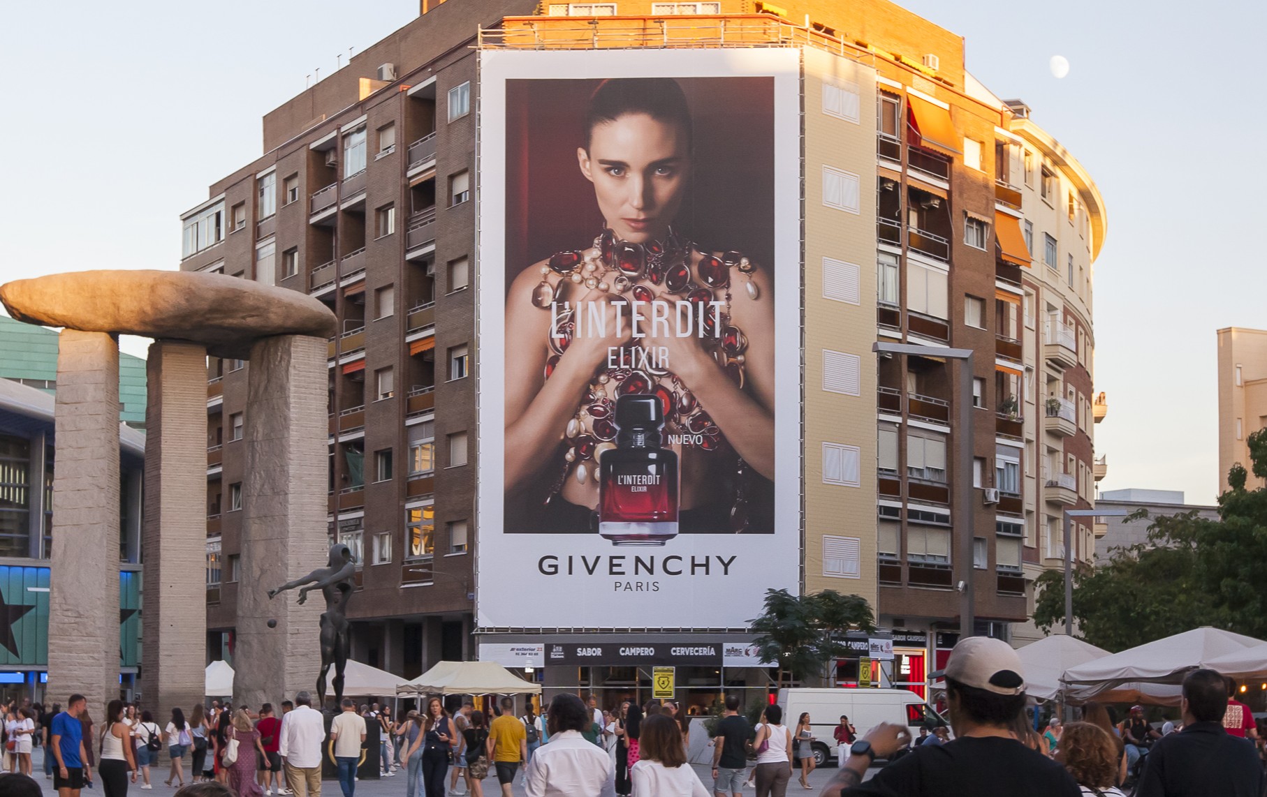 Givenchy Beauty. LInterdit Elixir. Lona. Septiembre 2026