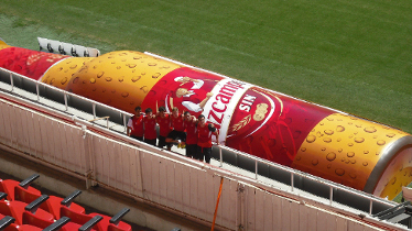 Cruzcampo convierte en botellas gigantes los banquillos del Sevilla y del Betis