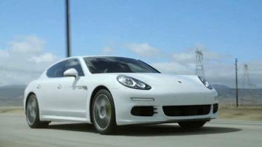 Porsche lanza sendas campañas interactivas en televisión y prensa