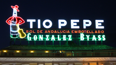 El cartel de Tío Pepe se vuelve a iluminar en la Puerta del Sol
