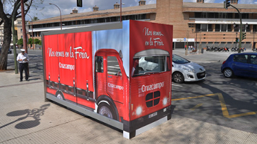 Cemusa ‘viste’ sus marquesinas para la Feria de Abril