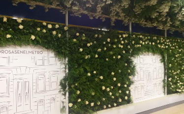Adolfo Domínguez regala 18.000 rosas en el Metro de Madrid en el 20 aniversario de su fragancia
