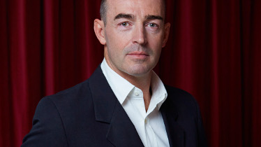 Mother nombra a Michael Wall CEO global