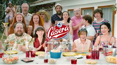 Dommo firma su primer trabajo para La Casera
