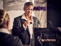George Clooney lo da todo por un café en la nueva campaña de Nespresso