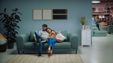Lola MullenLowe Barcelona gana la cuenta de Conforama y presenta su primer trabajo